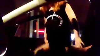 Faccio salire in auto una prostituta e me la scopo