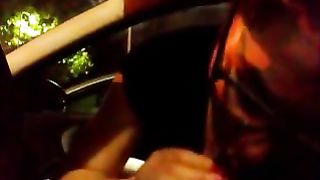 Faccio salire in auto una prostituta e me la scopo