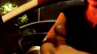 Faccio salire in auto una prostituta e me la scopo