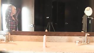 Gnocchetta rossa si masturba in bagno con il dildo