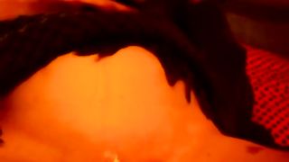 Masturbo Alice con l'ovetto vibrante ed il dildo