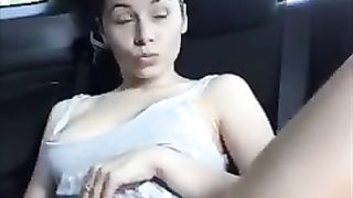 Si sditalina e squirta in macchina