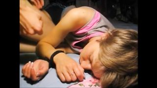 Sborra in faccia alla fidanzata che dorme