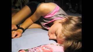 Sborra in faccia alla fidanzata che dorme