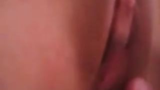 Gliela lecco e lei urla di piacere