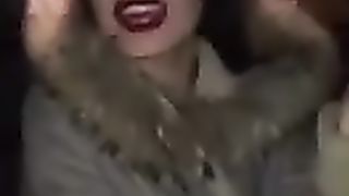 Troietta si offre al rapper Emis Killa