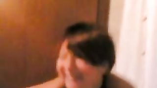 18enne si spoglia in bagno e si fa filmare dall'amica