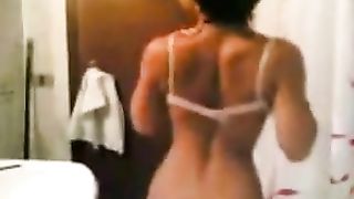 18enne si spoglia in bagno e si fa filmare dall'amica