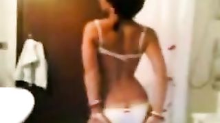 18enne si spoglia in bagno e si fa filmare dall'amica