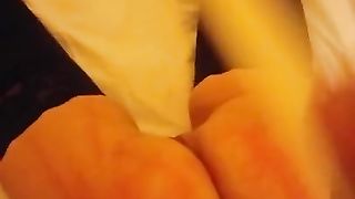 La prendo a bacchettate sul culo e sulla figa