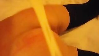 La prendo a bacchettate sul culo e sulla figa