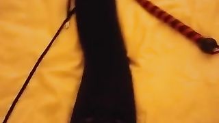 La prendo a bacchettate sul culo e sulla figa