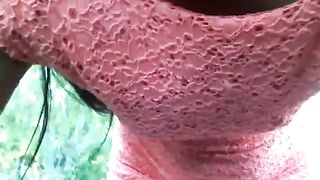 Esibizionista spompina uno sconosciuto per strada