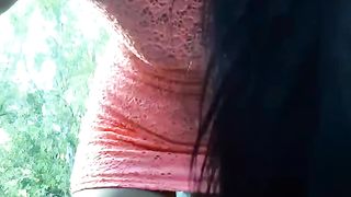 Esibizionista spompina uno sconosciuto per strada