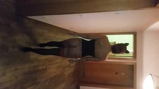 22 anni vogliosa si spoglia