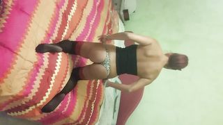 22 anni vogliosa si spoglia