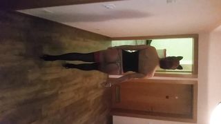 22 anni vogliosa si spoglia