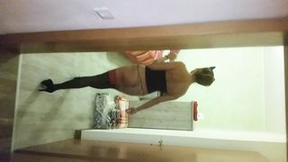 22 anni vogliosa si spoglia