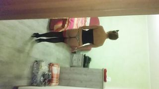 22 anni vogliosa si spoglia