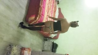 22 anni vogliosa si spoglia