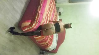 22 anni vogliosa si spoglia