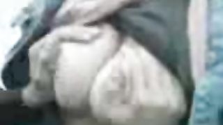 Anteprima del video: biondina si fa palpare le tette a scuola