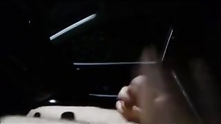 Mi guarda sborrare e mi dà il fazzoletto per pulirmi