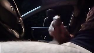 Mi guarda sborrare e mi dà il fazzoletto per pulirmi