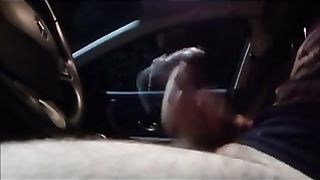 Mi guarda sborrare e mi dà il fazzoletto per pulirmi