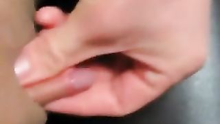 Si masturba il clitoride gigante