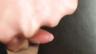 Si masturba il clitoride gigante