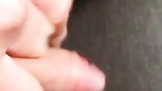 Si masturba il clitoride gigante