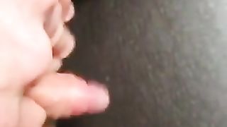 Si masturba il clitoride gigante