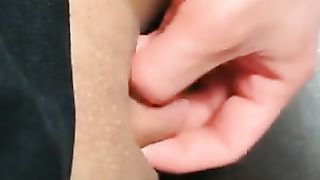 Si masturba il clitoride gigante