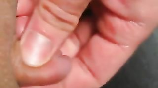 Si masturba il clitoride gigante