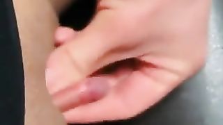 Si masturba il clitoride gigante