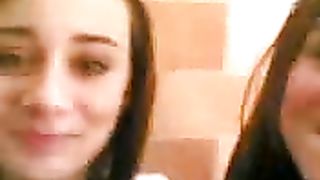 Compagne di classe si slinguazzano in bagno