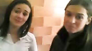 Compagne di classe si slinguazzano in bagno