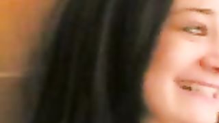 Compagne di classe si slinguazzano in bagno