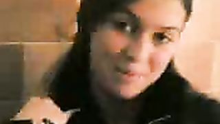 Compagne di classe si slinguazzano in bagno