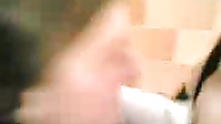 Compagne di classe si slinguazzano in bagno