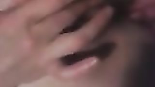 Le infilo un dito in culo mentre si masturba