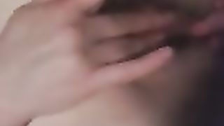 Le infilo un dito in culo mentre si masturba