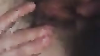 Le infilo un dito in culo mentre si masturba