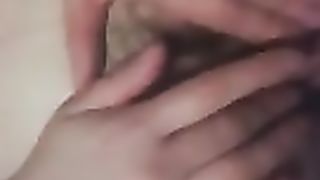 Le infilo un dito in culo mentre si masturba