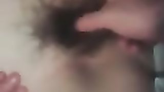 Le infilo un dito in culo mentre si masturba