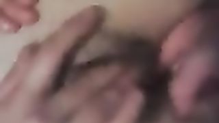 Le infilo un dito in culo mentre si masturba