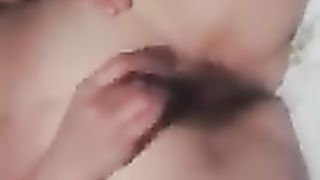 Anteprima del video: Le infilo un dito in culo mentre si masturba