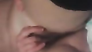 Le infilo un dito in culo mentre si masturba