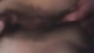 Le infilo un dito in culo mentre si masturba